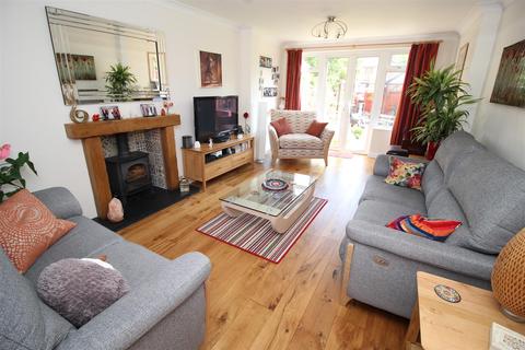 6 Abingdon Gardens, Beeston, Nottingham, NG9 5BJ