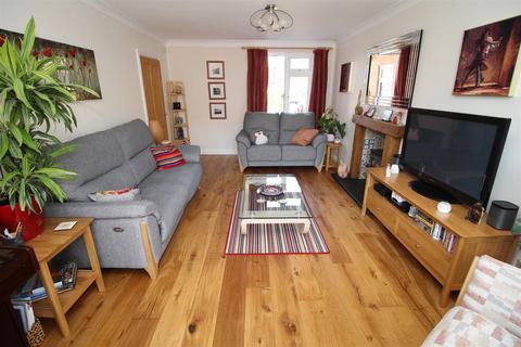 6 Abingdon Gardens, Beeston, Nottingham, NG9 5BJ