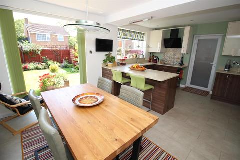 6 Abingdon Gardens, Beeston, Nottingham, NG9 5BJ