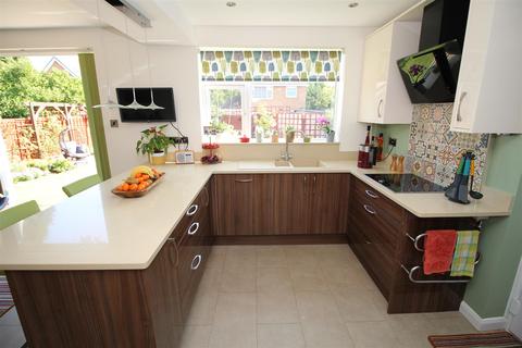 6 Abingdon Gardens, Beeston, Nottingham, NG9 5BJ
