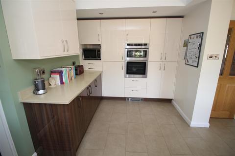 6 Abingdon Gardens, Beeston, Nottingham, NG9 5BJ