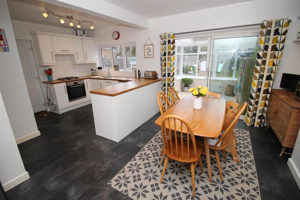 Woodland Grove, Chilwell 3 bed house £320,000