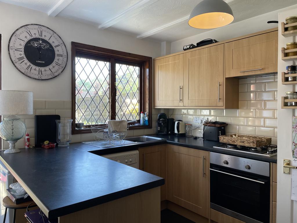 Drive, Wokingham 2 bed terraced house £1,300 pcm (£300 pw)