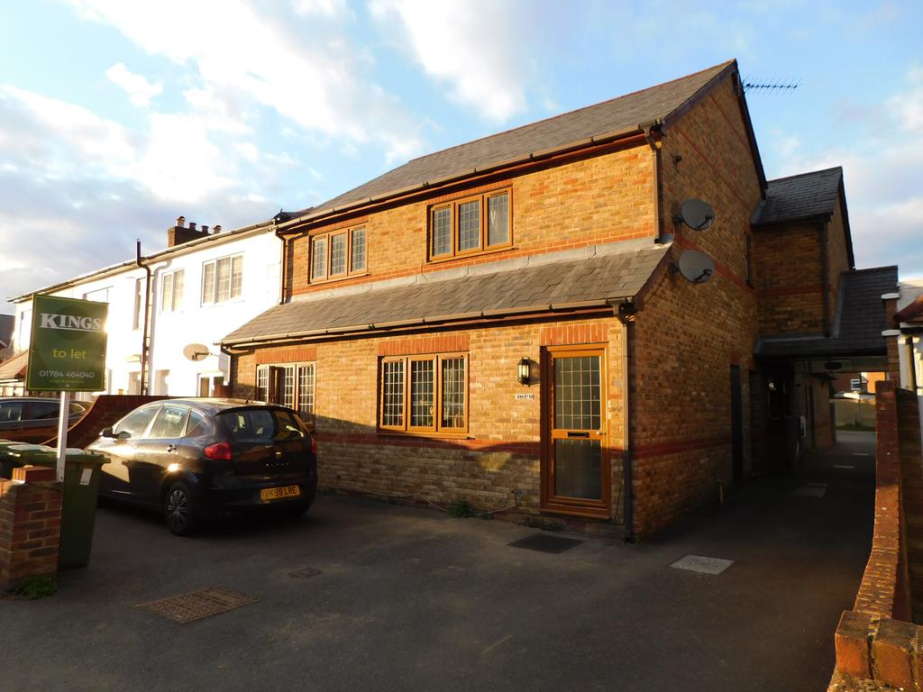 Feltham Hill Road, Ashford TW15 1HE 1 bed flat £925 pcm (£213 pw)
