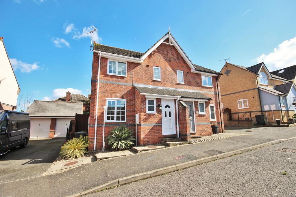 Tortoiseshell Way, Braintree, CM7 3 bed semidetached house £325,000