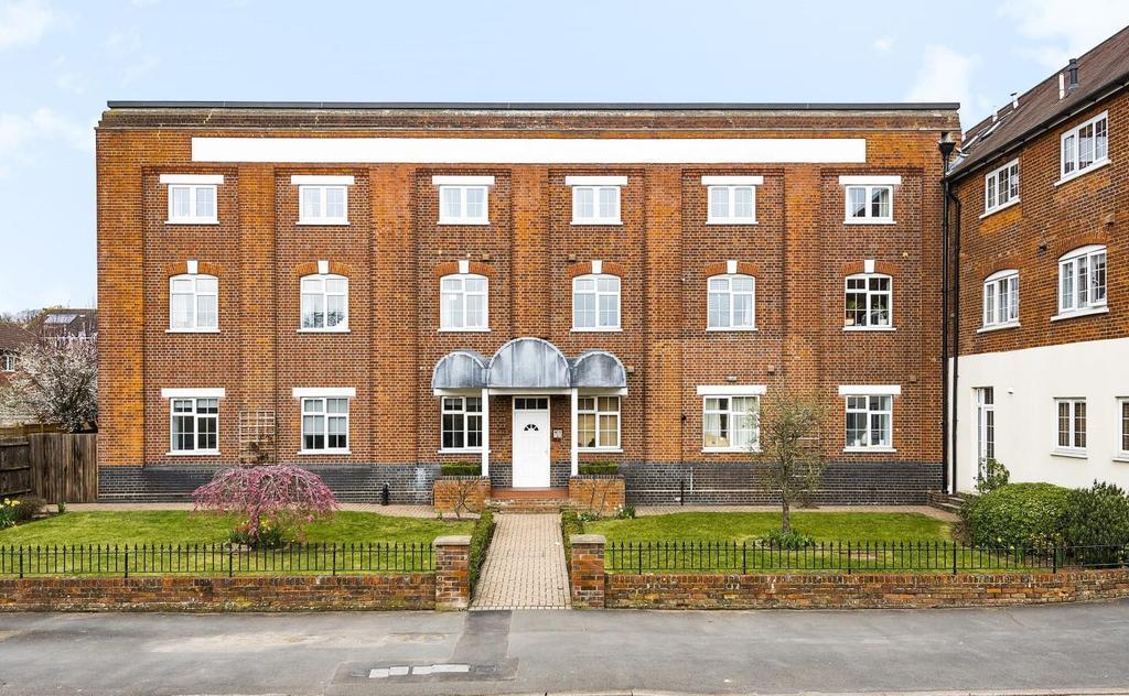 Meadrow, Godalming, GU7 3 bed apartment £375,000
