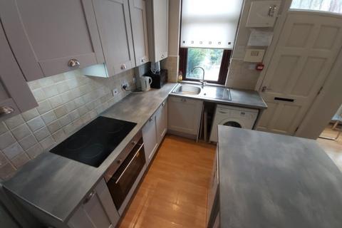 3 bedroom terraced house to rent, Talbot Mount, Burley, Leeds, LS4 2PF
