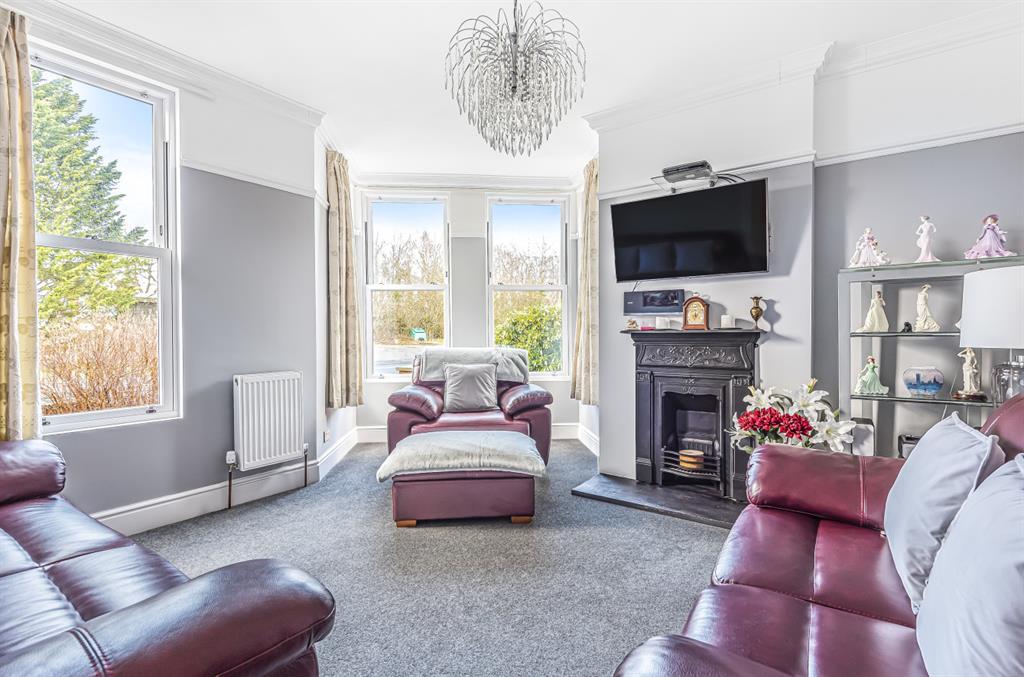 Wellington Road, Llandrindod Wells, LD1 5NB 5 bed townhouse £260,000