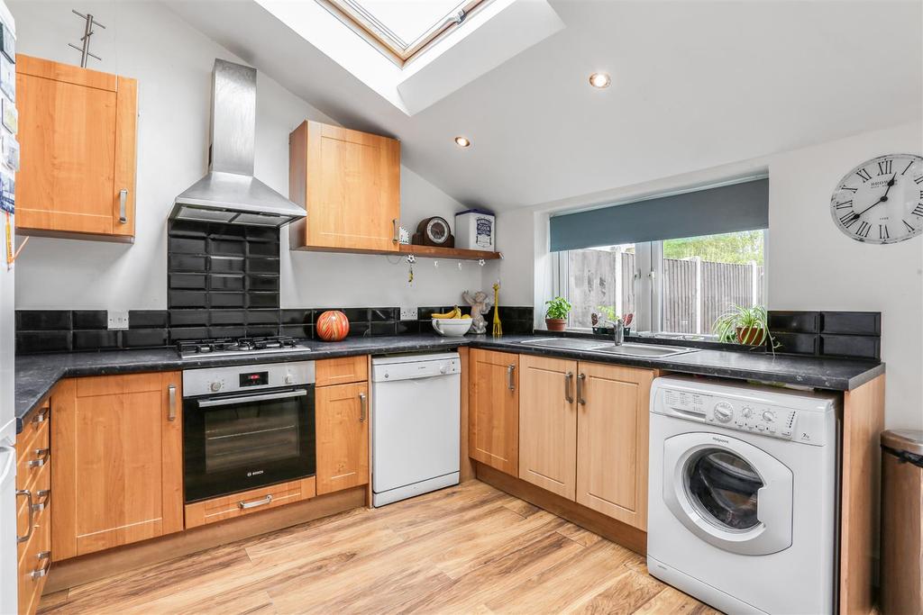 545702019 - 38 Cranfield Road East, SM5 7.jpg