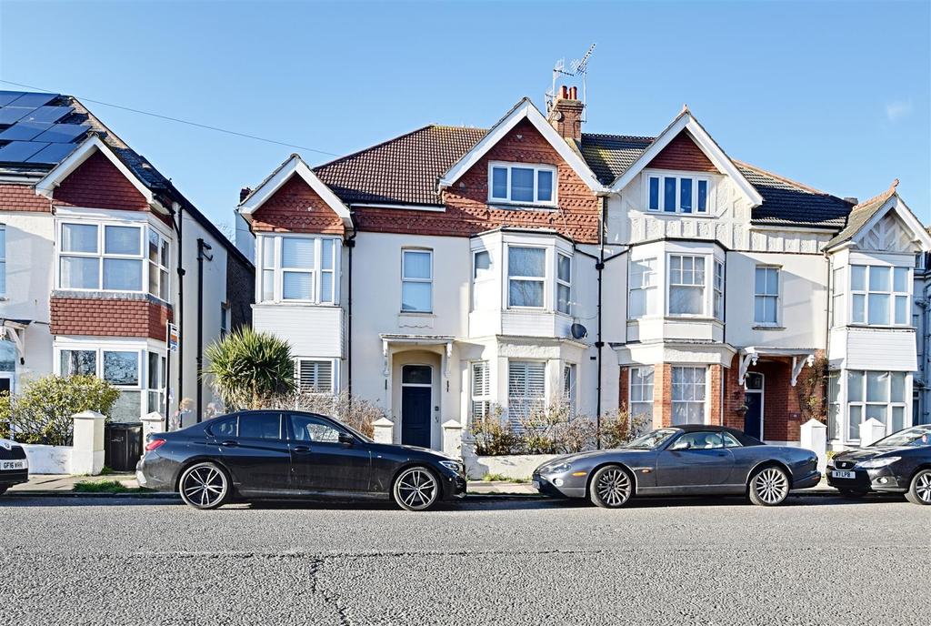 Wickham Avenue, BexhillOnSea 2 bed flat £262,500