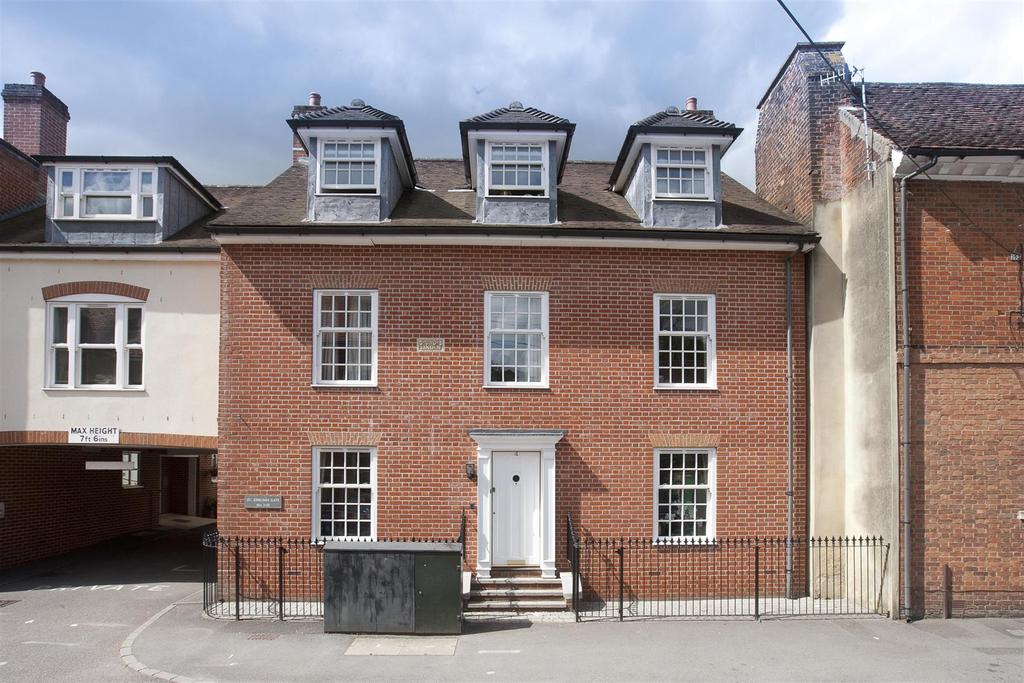 St Edmunds Church Street, Salisbury 2 bed flat £925 pcm (£213 pw)