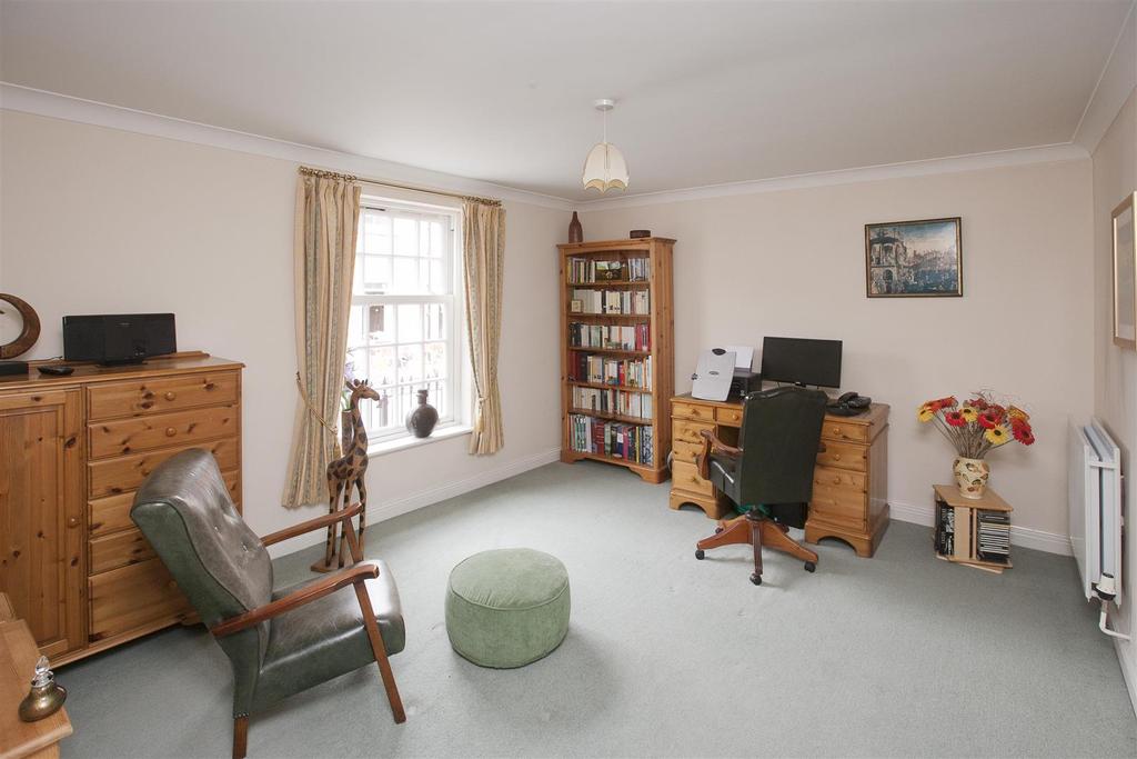 St Edmunds Church Street, Salisbury 2 bed flat £925 pcm (£213 pw)