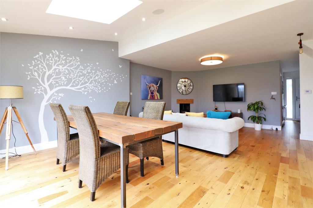 Extended Sitting/Dining Area