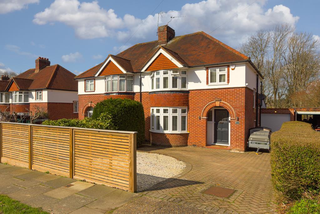 Roundwood Way, Banstead 3 bed semidetached house £675,000