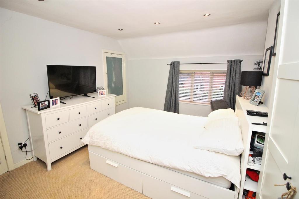 Bed1.JPG