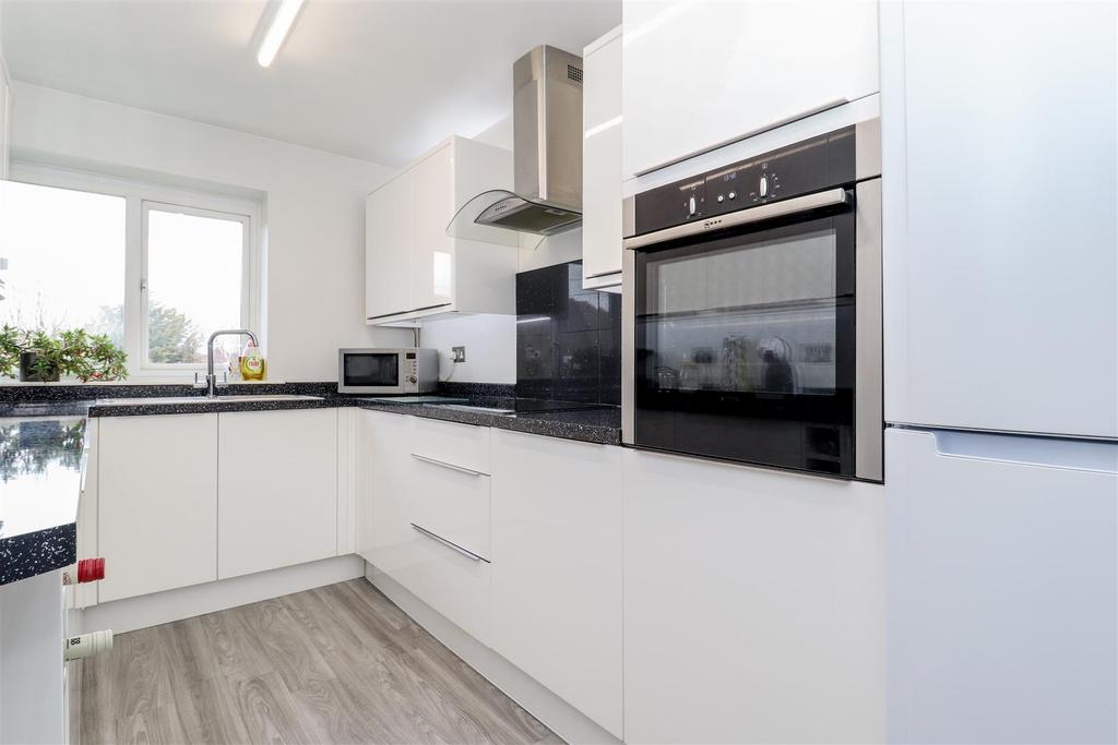 Hawkswood Road, Hailsham 2 bed flat £195,000