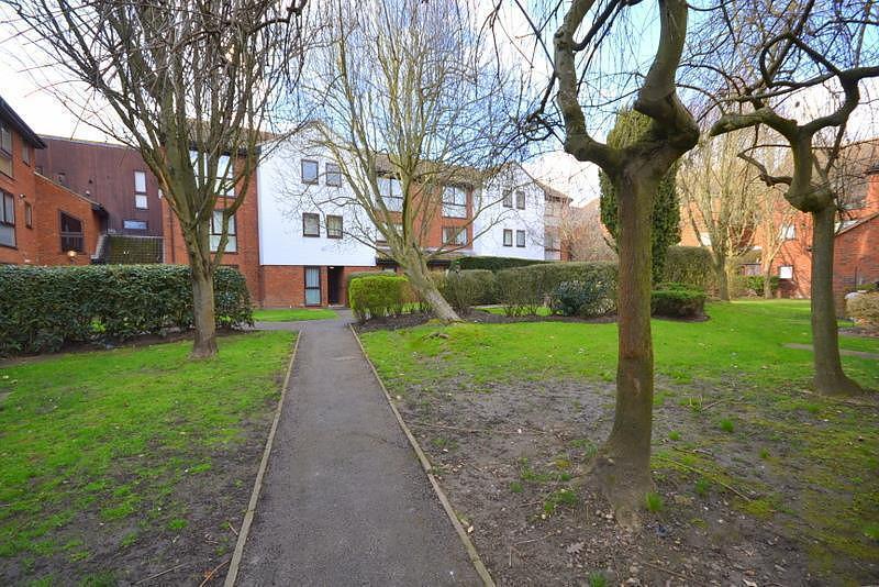 Claremont, Laleham Road, Shepperton, TW17 1 bed flat £175,000