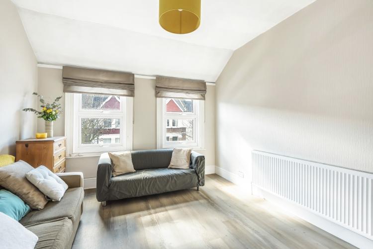 Oakmead Road Balham SW12 3 bed flat £2,050 pcm (£473 pw)