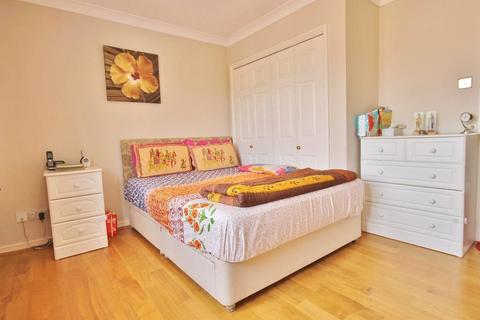 10 Argent Close, Egham, TW20 8XB