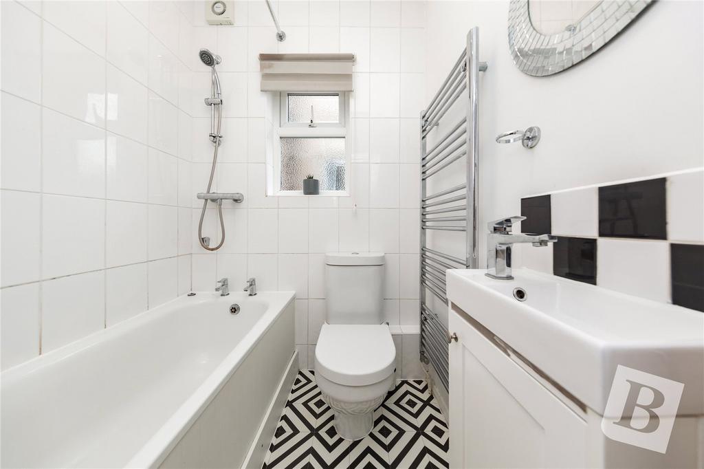Granton Avenue, Upminster, RM14 2 bed £300,000
