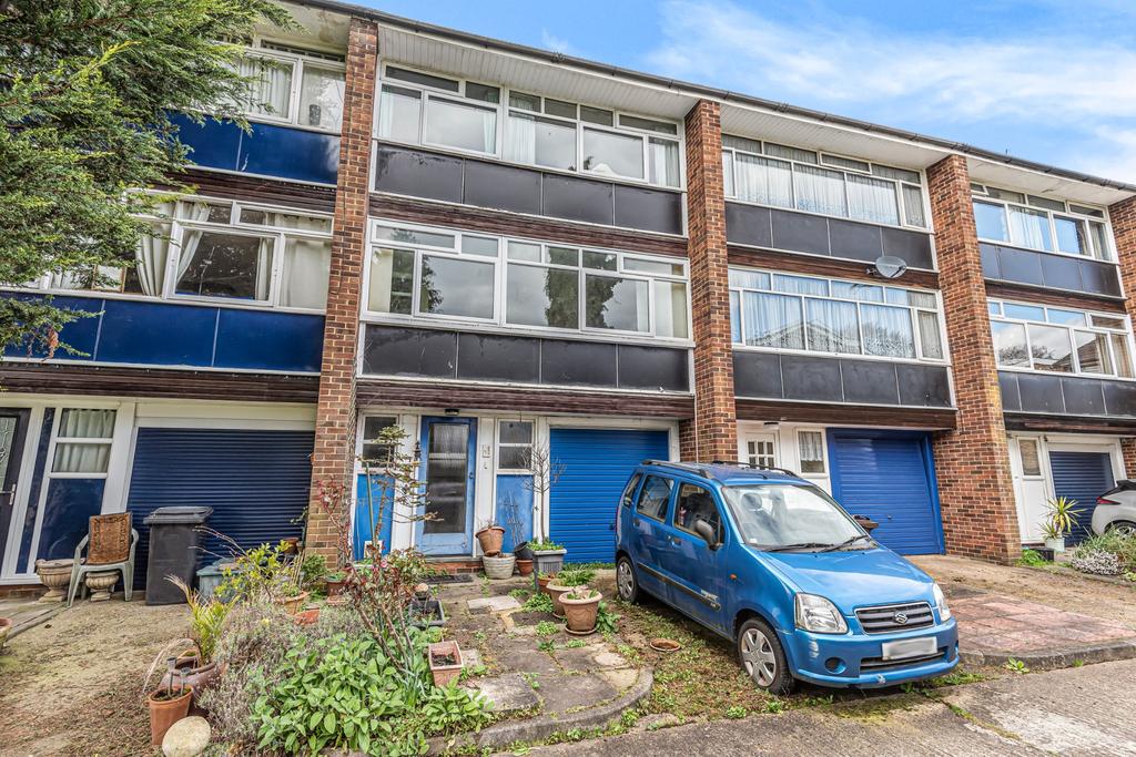 Abbots Park, St Albans, AL1 4 bed terraced house £1,400 pcm (£323 pw)