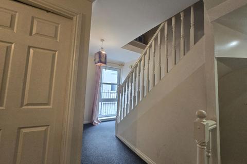 3 bedroom flat to rent, Trafalgar Lane, Leith, Edinburgh, EH6