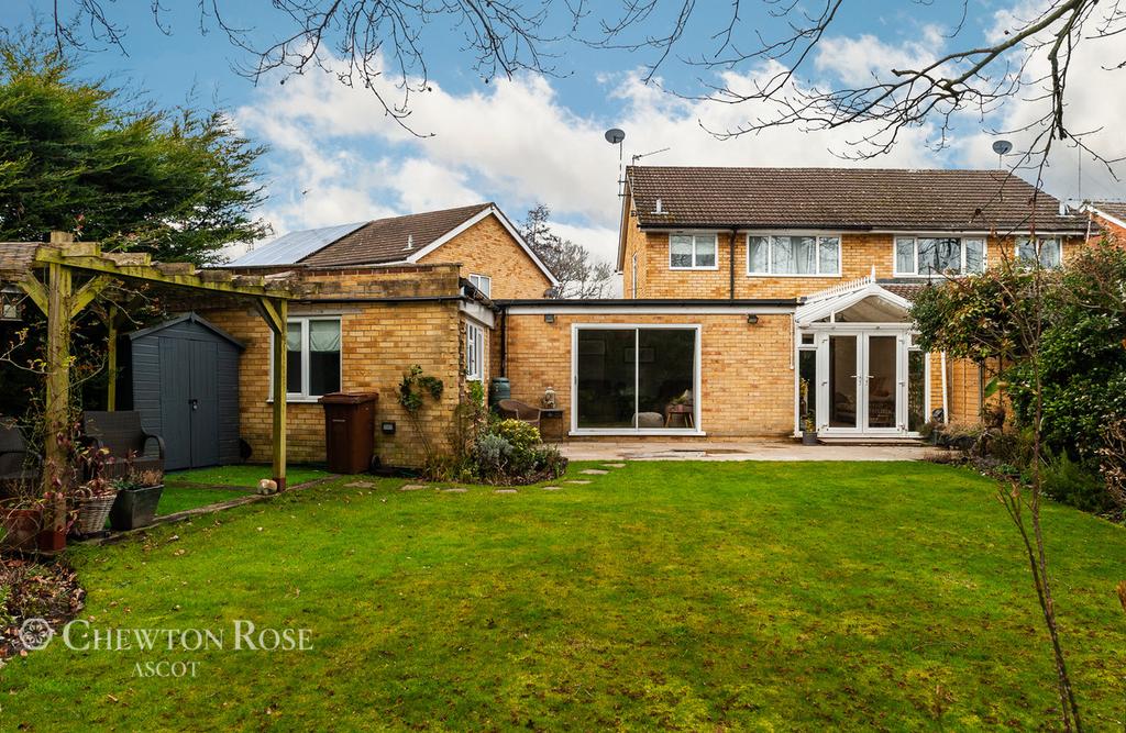 Prince Andrew Way, ASCOT 4 bed semidetached house £600,000