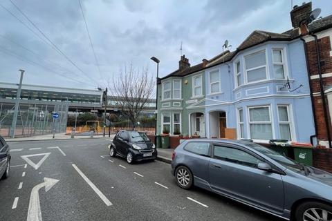 3 bedroom flat to rent, Saville Road, Canning Town