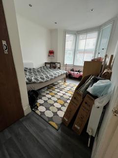 3 bedroom flat to rent, Saville Road, Canning Town