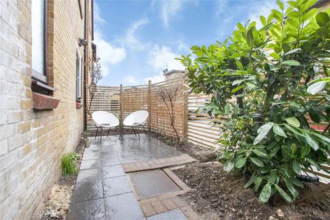 27 Riverside Close, London, E5 9SP