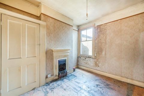122 Eswyn Road, London, SW17 8TN