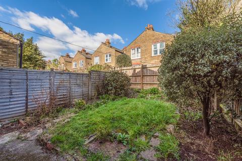 122 Eswyn Road, London, SW17 8TN