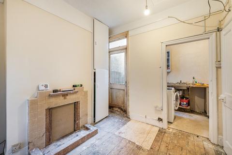 122 Eswyn Road, London, SW17 8TN