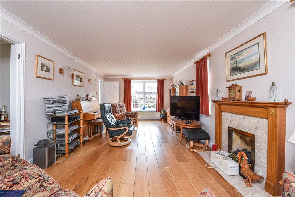 Lammas Close, StainesuponThames, TW18 4 bed semidetached house £