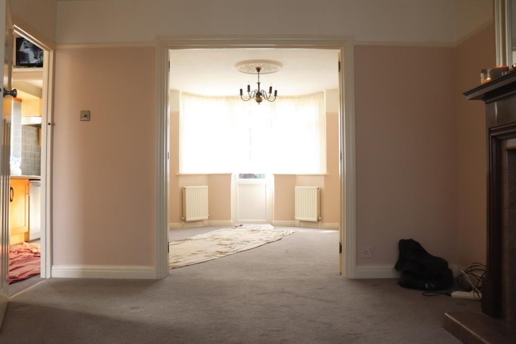 Dale Avenue, Edgware, HA8 3 bed house £1,900 pcm (£438 pw)