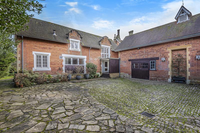 Chobham Road, Ottershaw, KT16 3 bed cottage £2,950 pcm (£681 pw)