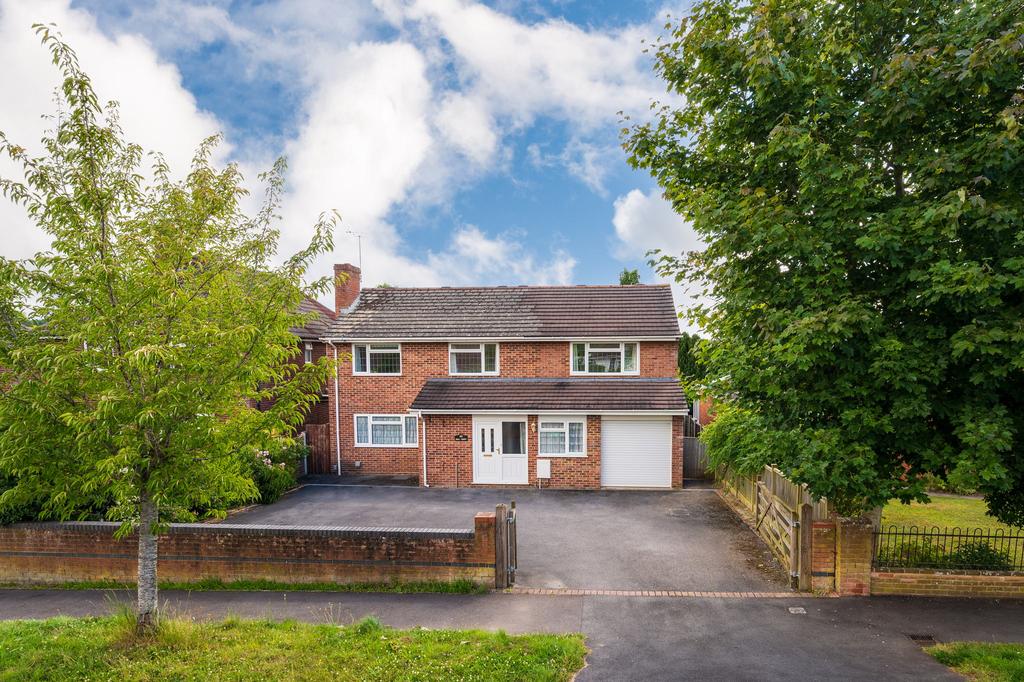 Gordon Road, Thatcham, RG18 5 bed detached house £2,200 pcm (£508 pw)