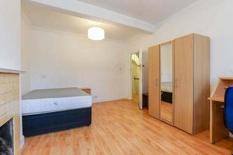 3 bedroom flat to rent, Gunnersbury Avenue, Ealing, London, W5