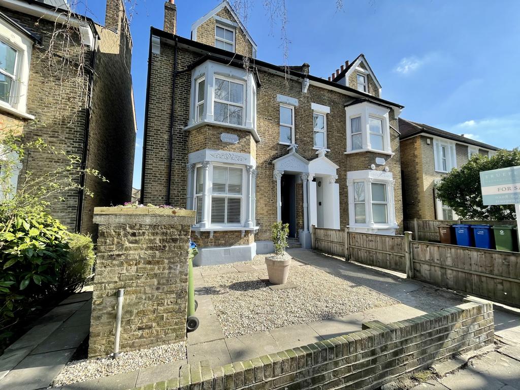 Barry Road, London, SE22 2 bed flat £650,000