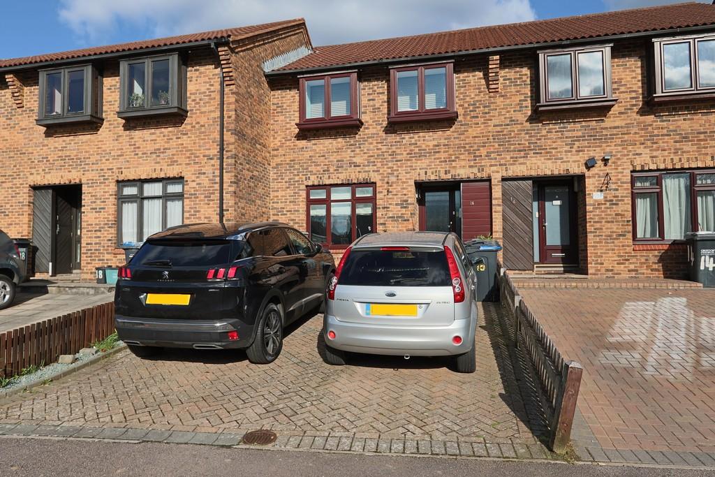 Nineacres Way, Coulsdon 3 bed terraced house £425,000