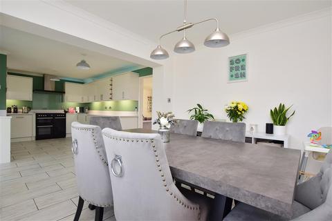 70 Farncombe Way, Whitfield, Dover, CT16 3NT