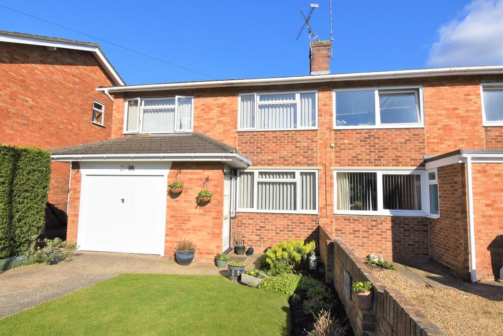 Belland Drive, Aldershot 3 bed semidetached house £375,000