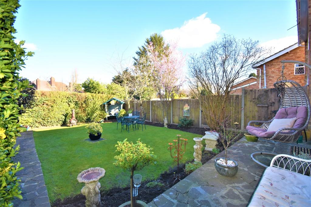 Belland Drive, Aldershot 3 bed semidetached house £375,000