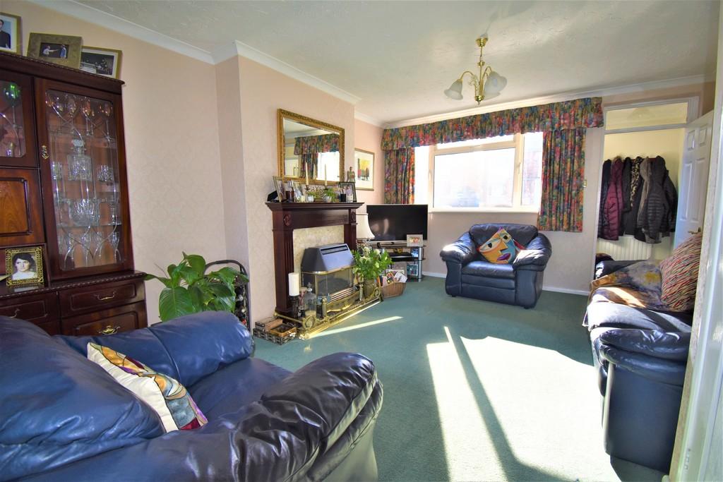 Belland Drive, Aldershot 3 bed semidetached house £375,000