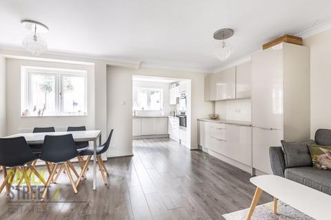 7 Wray Close, Hornchurch, RM11 1JX
