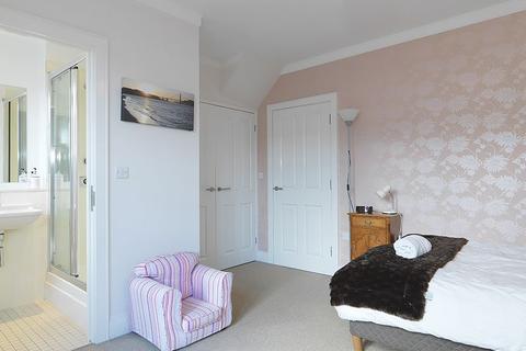 25 Lewiston Close, Worcester Park, KT4 8DL