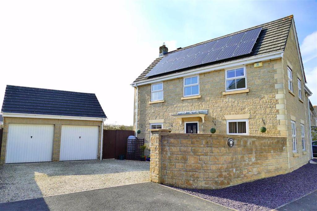 Springfield Drive, Calne 4 bed detached house £425,000