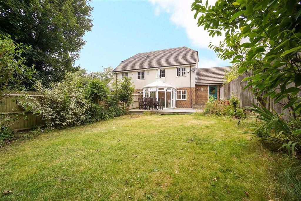 Welton Rise, St. Leonardsonsea... 3 bed semidetached house £300,000