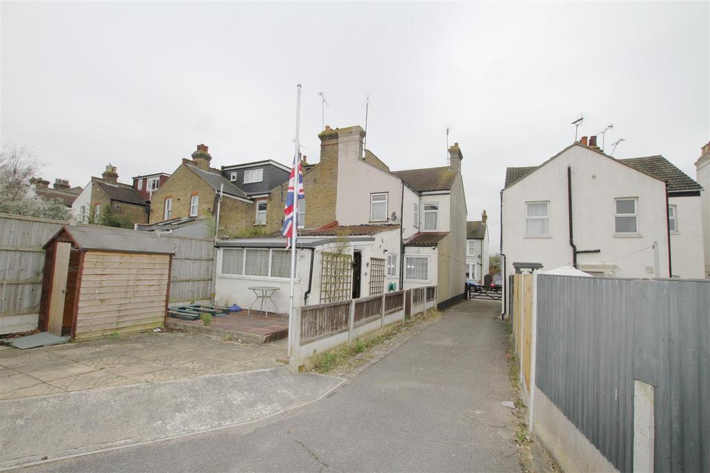 Southsea Avenue, LeighOnSea 2 bed semidetached house £380,000