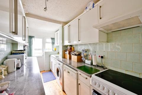 25 Wroxham Gardens, Potters Bar, EN6 3DH